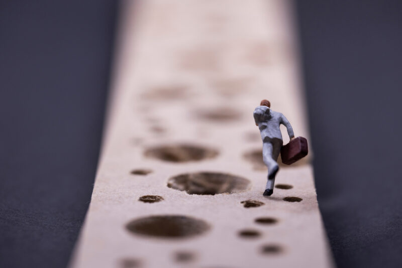 An image illustrating the concept of avoiding pitfalls during a SaaS company valuation.