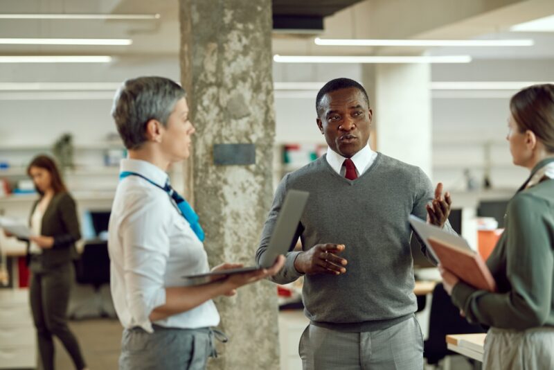 Investors discussing the best alternative investment platform